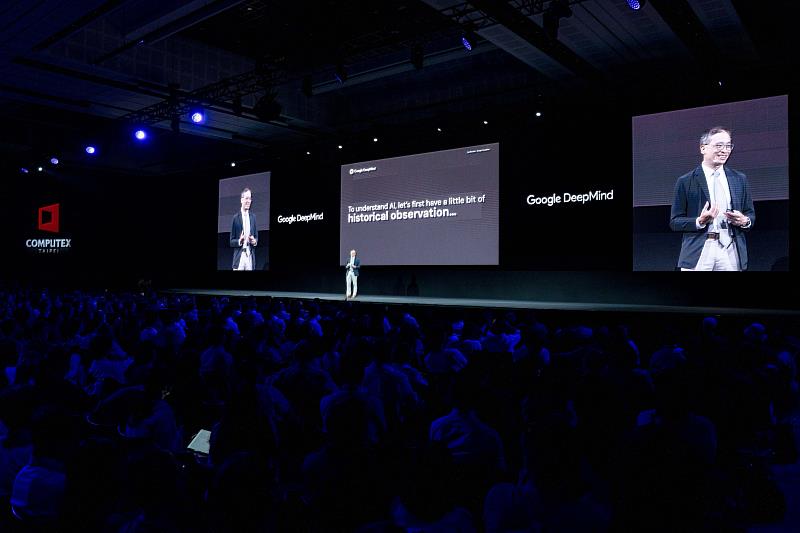 本屆論壇邀集30位科技領袖齊聚，圍繞6大核心主題，深入剖析AI發展脈動。圖為2025論壇現場盛況。（貿協提供）