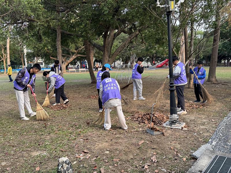 青年志工一同加入清掃行列。