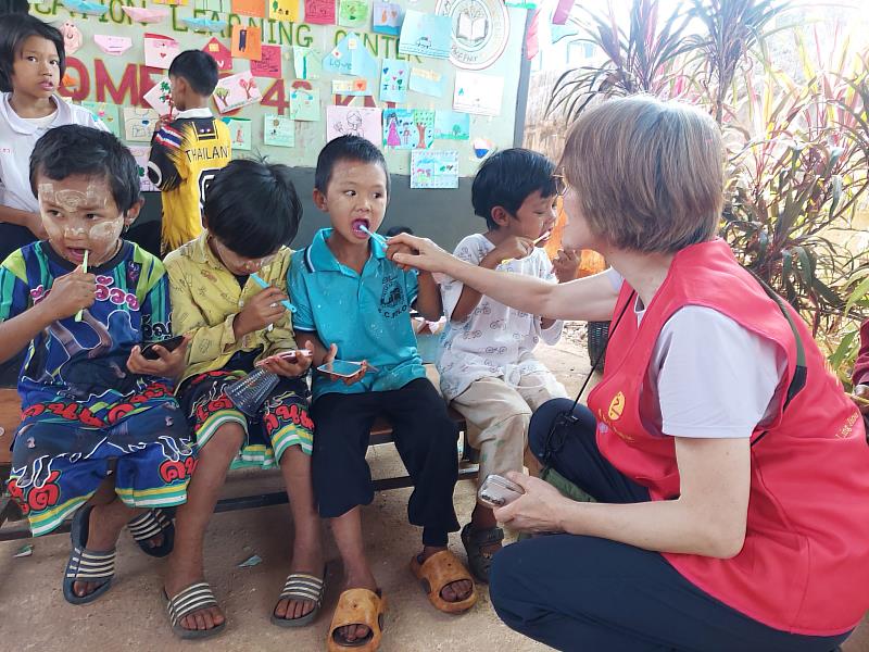 口腔衛教宣導，教導學童正確的刷牙方式。（圖由靈鷲山慈善基金會提供）