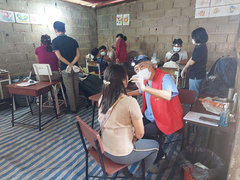 口腔檢查與治療。（圖由靈鷲山慈善基金會提供）