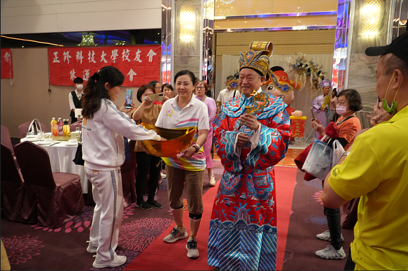 校長龔瑞璋化身「文財神」盛裝進場,為校友送上新春祝福。