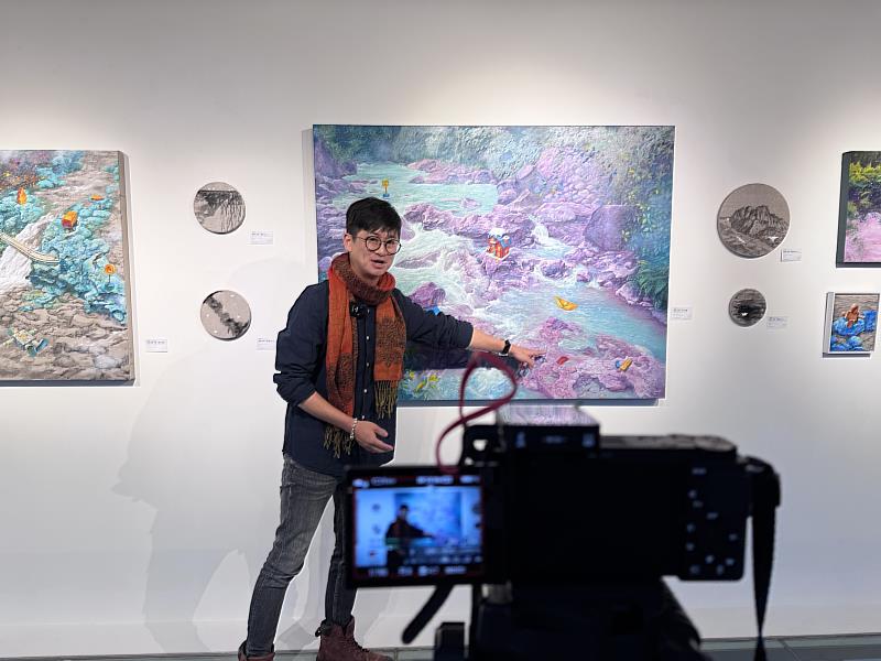 藝術家范子翔介紹作品《三只小屋》與《白夜山居行旅》，以石頭、積木與山居意象構築風景，回應現代人在城市生活中對心靈安放之處的想像。