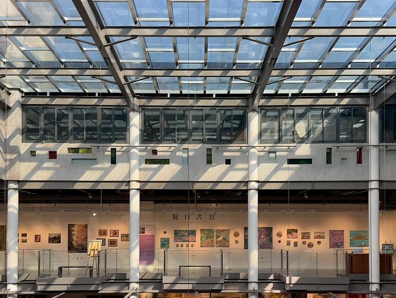 《朧日書寫》雙人展於鶯歌光點美學館光點藝術中心3樓展覽廳展出,透過不同風格的風景繪畫,呈現城市、自然與記憶交織的心象世界。