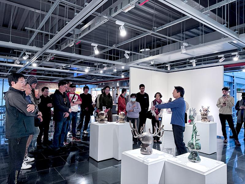 會後黃明文老師親自導，與現場觀眾近距離分享創作脈絡與作品細節。展覽現場呈現黃明文近年創作成果，包含Lulu雕塑系列與多件陶藝作品，展場空間以簡潔佈局呈現作品之間的造形與釉色變化。