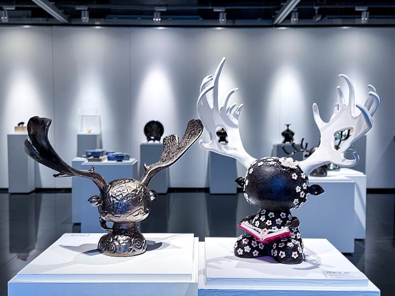 黃明文陶藝個展《萌生・器韻》於鶯歌光點藝術中心展出，以「Lulu」系列角色為創作核心，透過陶土與釉色形塑童趣又富生命力的藝術形象。