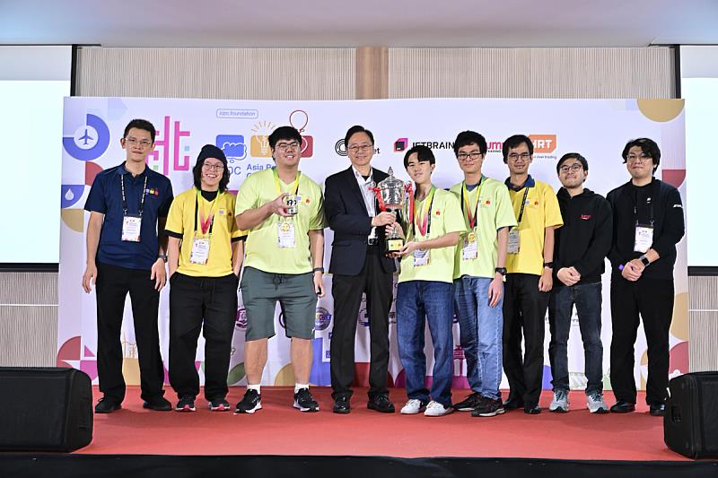 桃園市張善政市長親自頒獎給獲得總冠軍的新加坡國立大學。