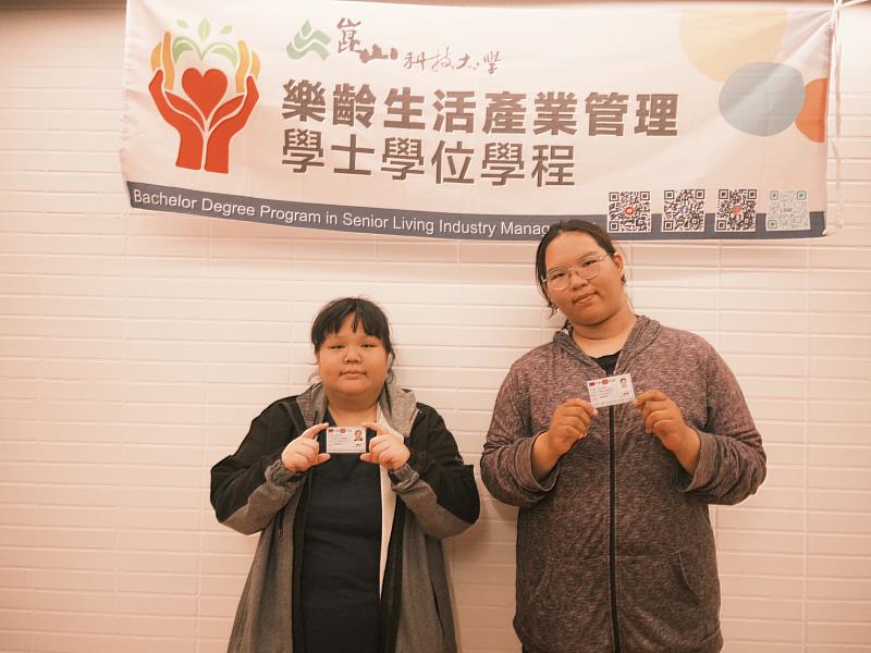 樂活學程日間部三年級陳嬿珍(左)、許昭雯(右)考取國家級單一級照服員技術士證照。