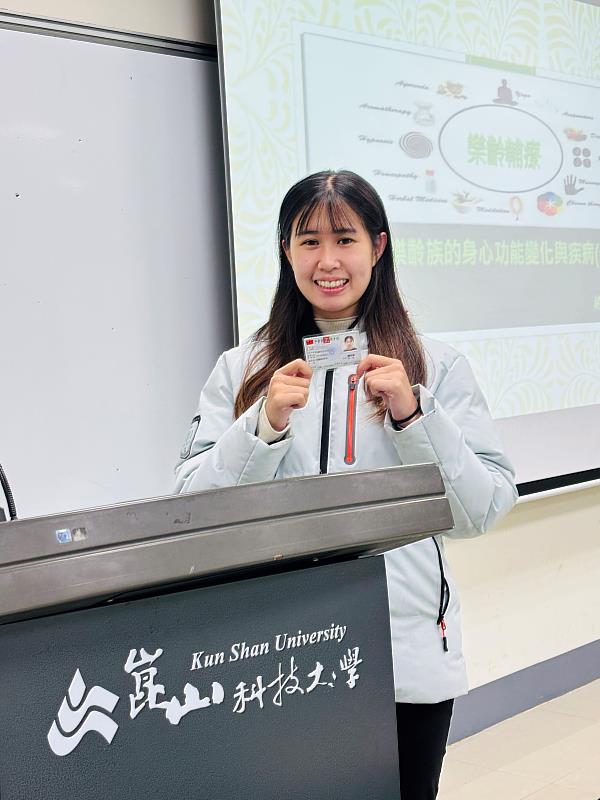 進修部一年級陳苰語考取國家級單一級照服員技術士證照。