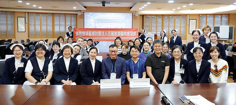 花蓮慈濟醫院護理部於3月6日舉辦「2026志為護理國際研討會－創新教學工作坊」，邀請新加坡理工大學副教授潘永雄與講師洪成福跨海分享「AI同理心鏡像」教學。（攝影／李玉如）
