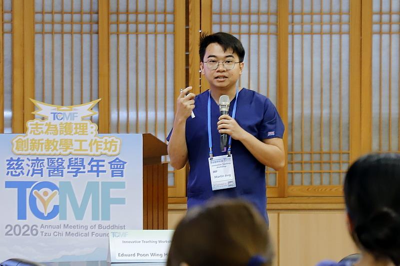 洪成福講師說明，若回應過於簡短或語氣出現猶豫停頓，系統會提示學員調整回應方式。（攝影／李玉如）