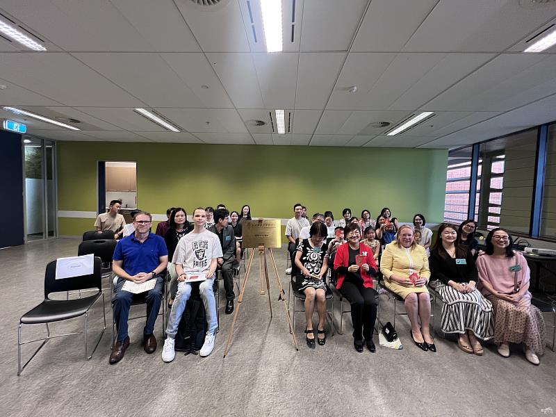 徐佳青與西北中文學校師生及Michelle Byrne出席參與，共同見證TCML歷史性的一刻。