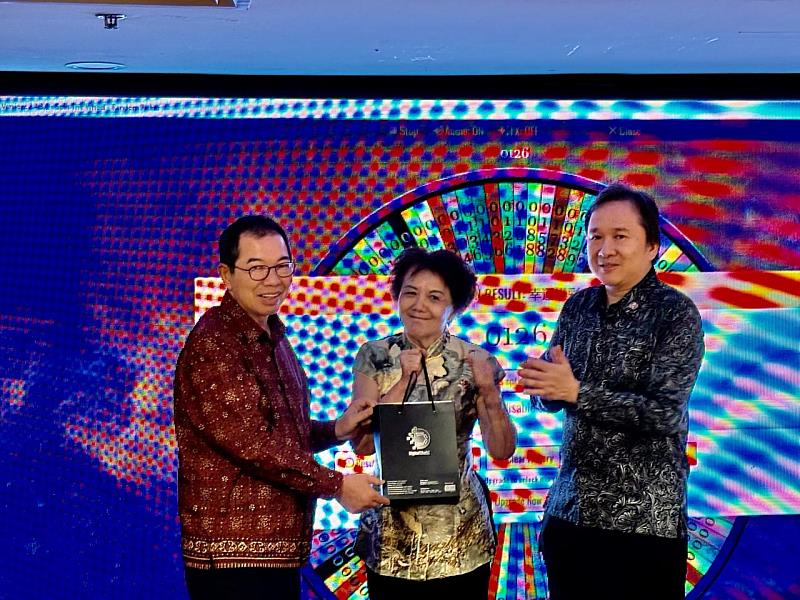 蕭大使（左）與汶萊臺灣商會吳家鑫會長共同頒發抽獎特別獎予得獎者。