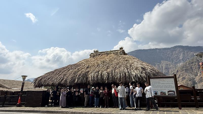 參訪人員於鄒族kuba前合影（庫巴，意旨男子聚會所）。
