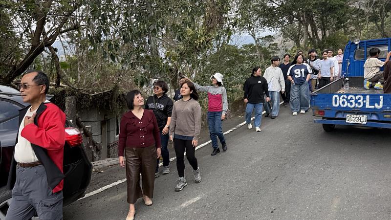 原住民民族學院前院長浦忠成，現任監察院監察委員，帶領學員進行部落走讀。
