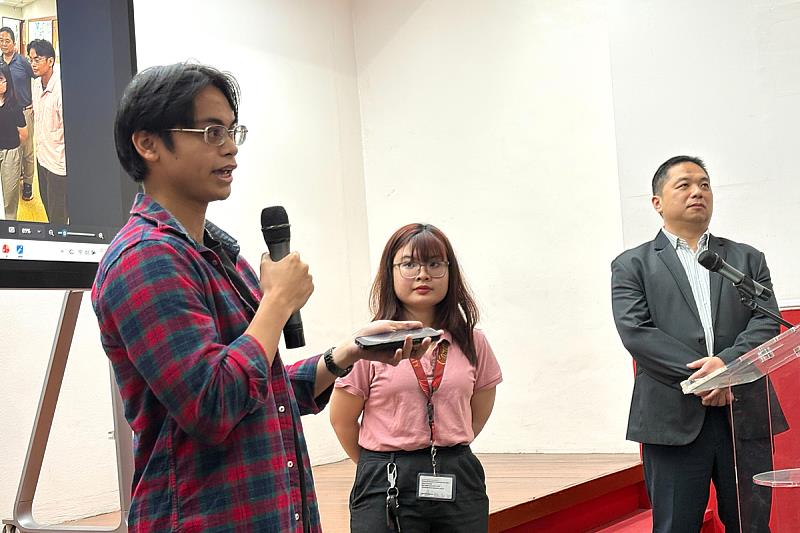 曾赴海大進行短期研究實習的瑪布亞學生於招生說明會分享。