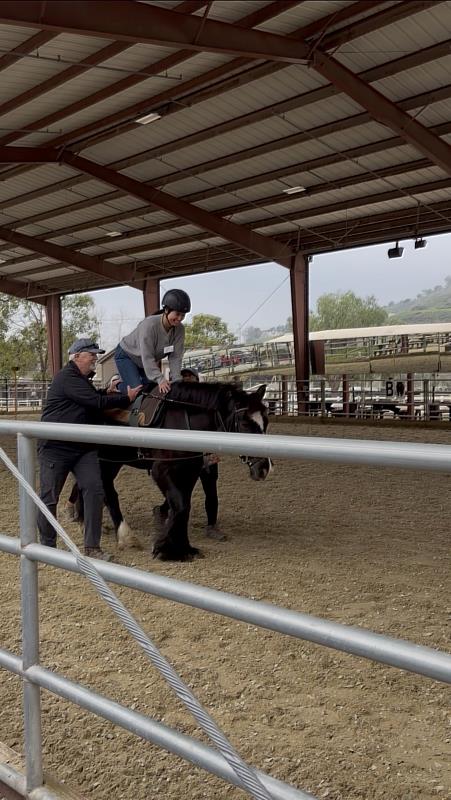 學生親上馬背體驗馬術治療，實地感受感官訓練與心理復健的結合。