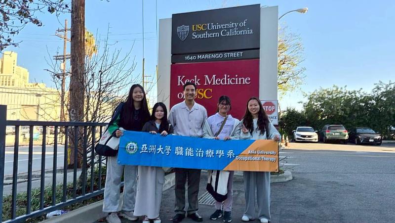 亞大職治學生赴美見習，於南加大醫學院前與師長拉起系旗開心合影。