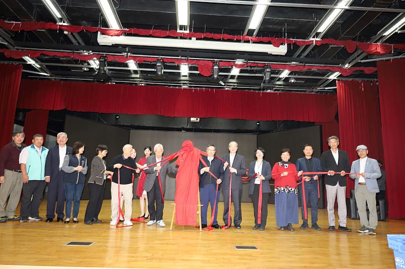 產官學界巨擘齊聚，共同為亞大「愛的書庫」溫馨揭牌。