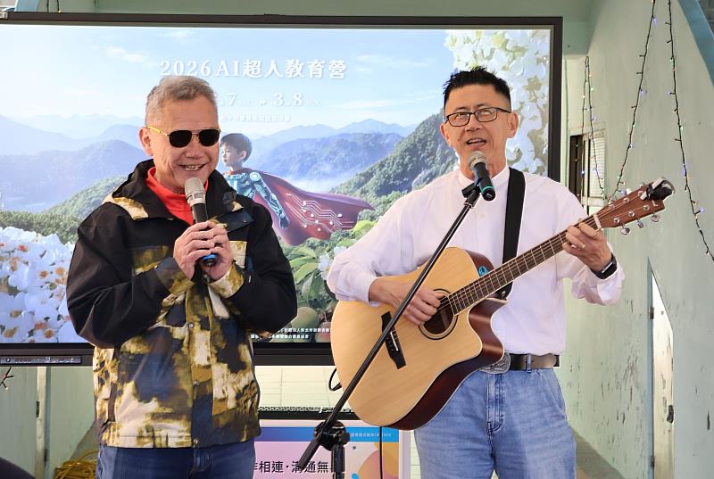 營隊開幕式上，「優客李林」李驥（右）與「豆腐教授」沈中元（左）帶領孩子一同歡唱「快樂天堂」，現場氣氛熱絡。