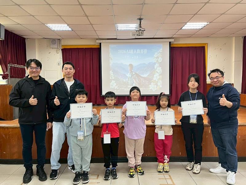 東海大學公共事務處黃兆璽處長(左1)表示,此次活動以「哥倫布精神」為主軸,希望培養孩子探索未知的勇氣,並結合AI科技、STEAM教育與數位藝術課程。