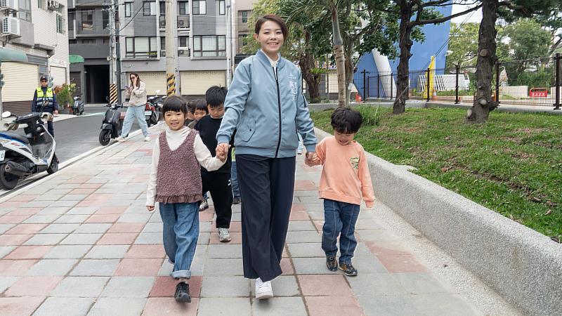 高虹安市長與朝山國小幼兒園學童實地走訪步道。
