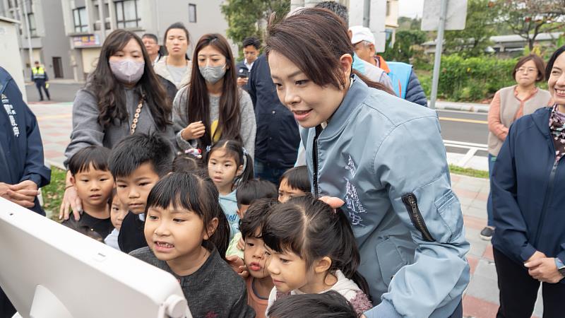 高虹安市長與朝山國小幼兒園學童聆聽工程簡報。