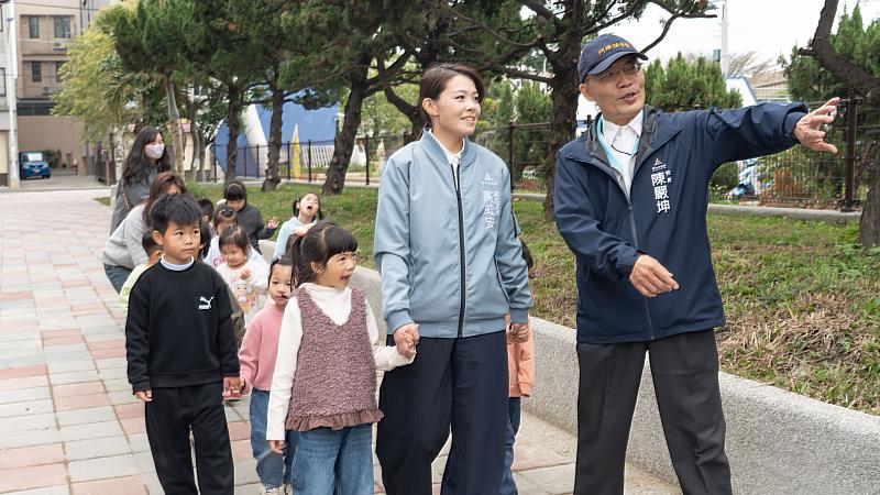高虹安市長與朝山國小幼兒園學童實地走訪步道。