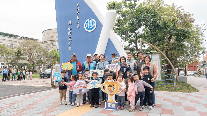 高虹安市長視察朝山國小大門口及周邊人行步道整建工程合照。