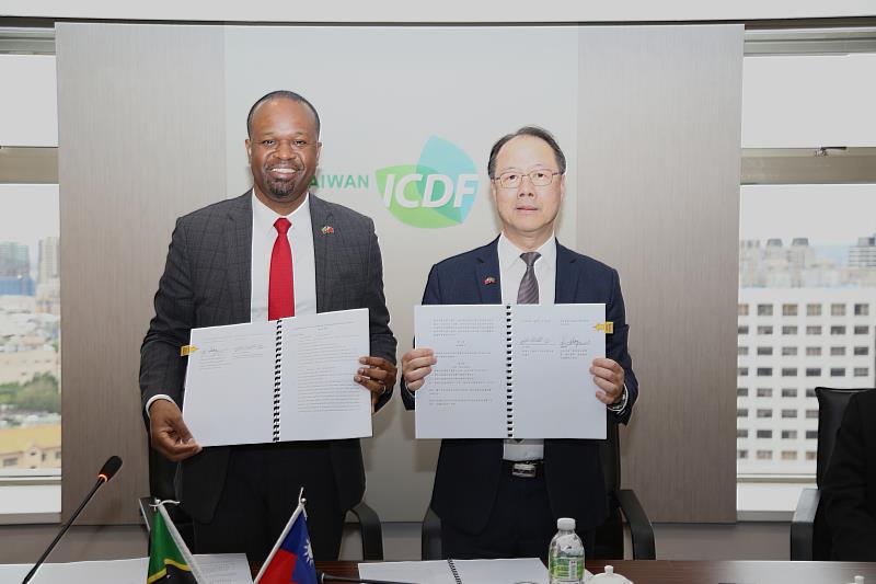 雙方共同簽屬「綠色能源轉型示範計畫」。