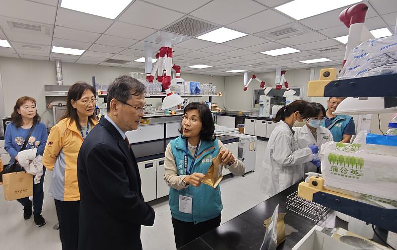 衛生福利部莊人祥次長視察永在食安大樓 盛讚檢驗超前部署