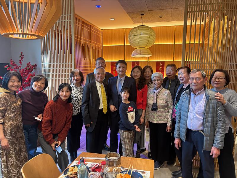 鄭大使夫婦（中）與巴塞隆納台灣同鄉會幹部合影。