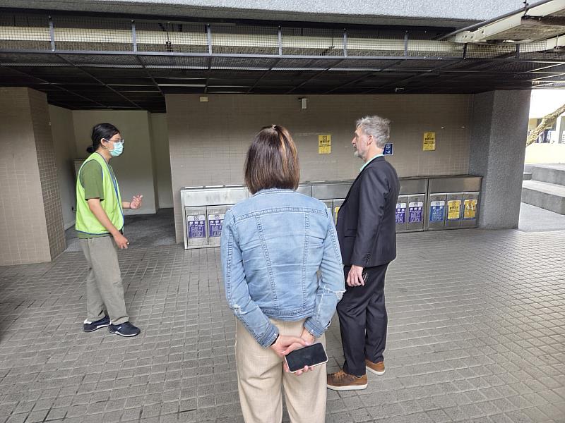 加拿大新布倫瑞克大學代表團參觀東華學生宿舍，瞭解校園生活環境。