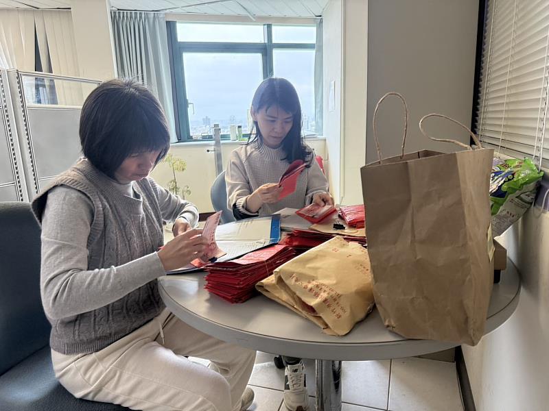 政風室與會計室人員清點確認紅包金額。