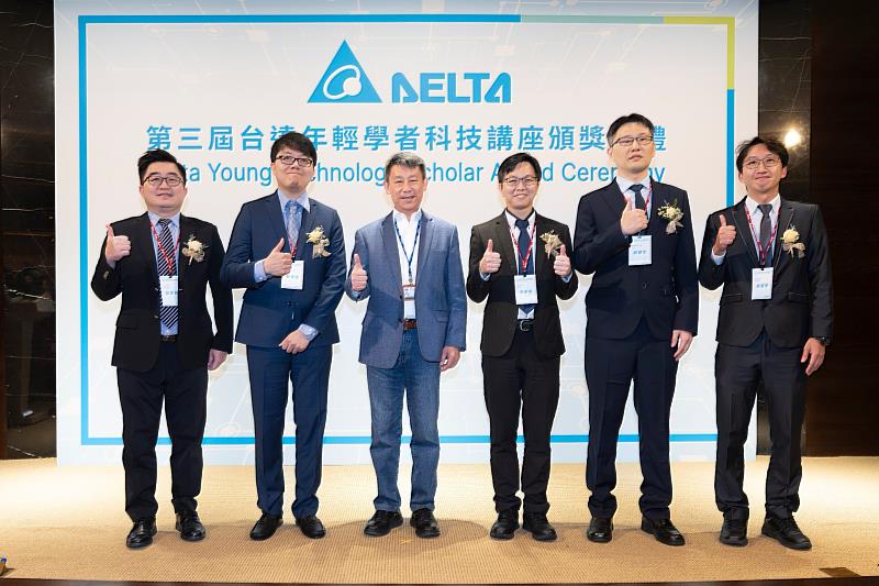 臺科大劉建宏副教授（右2）榮獲「2025年度台達年輕學者科技講座」，與台達電鄭平董事長（左3）合影。