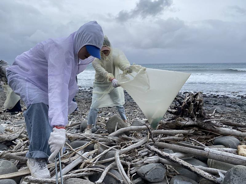 植樹之餘同步進行淨灘，守護海岸生態環境。