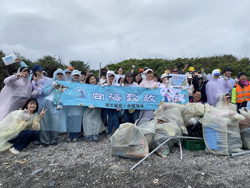 眾人清理87公斤海飄廢棄物。