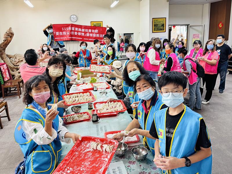 臺東縣救國團工青隊陪伴柏林養護中心長者溫馨包餃傳愛