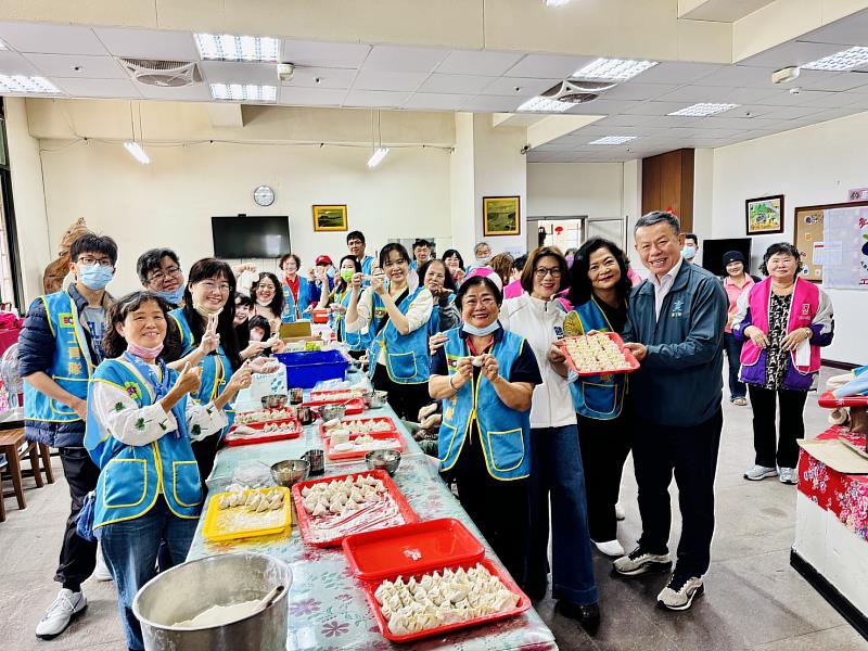 臺東縣救國團工青隊陪伴柏林養護中心長者溫馨包餃傳愛