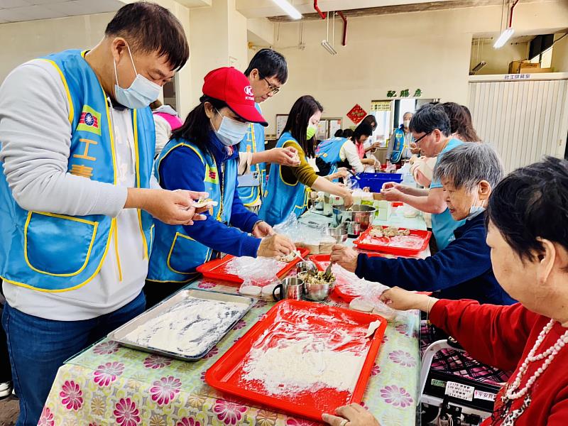 臺東縣救國團工青隊陪伴柏林養護中心長者溫馨包餃傳愛