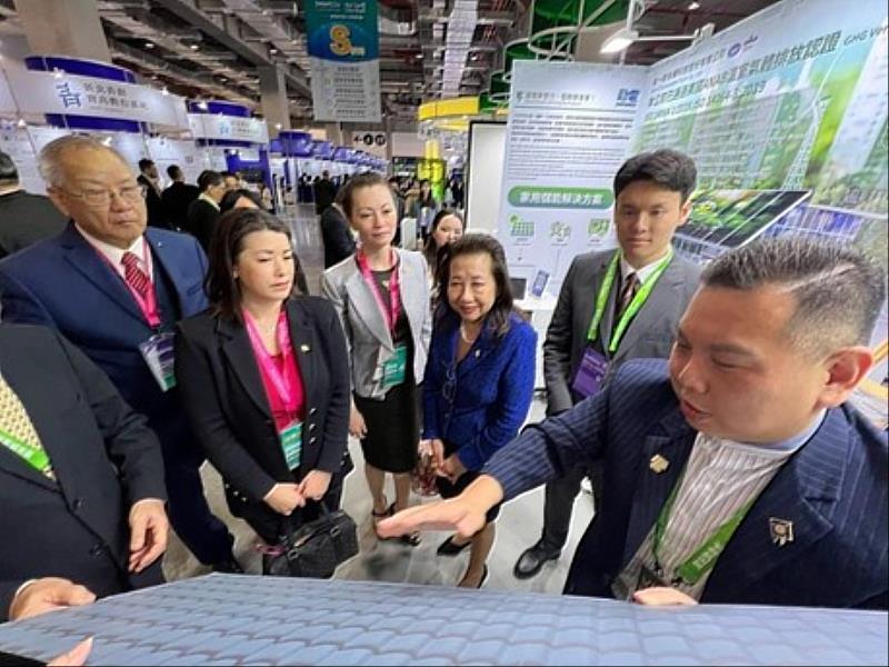 睿田能源執行長薛煒立在淨零城市展為外賓介紹，建築立面未來將不只是外牆，而是城市能源轉型的重要載體。