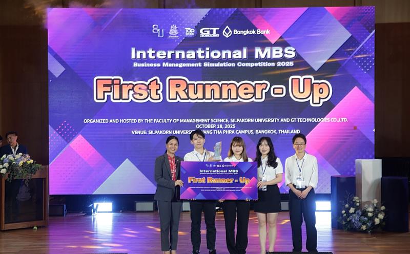 古凱棋(左2)參加泰國「INTERNATIONAL MBS BUSINESS MANAGEMENT SIMULATION COMPETITION 2025」榮獲亞軍。