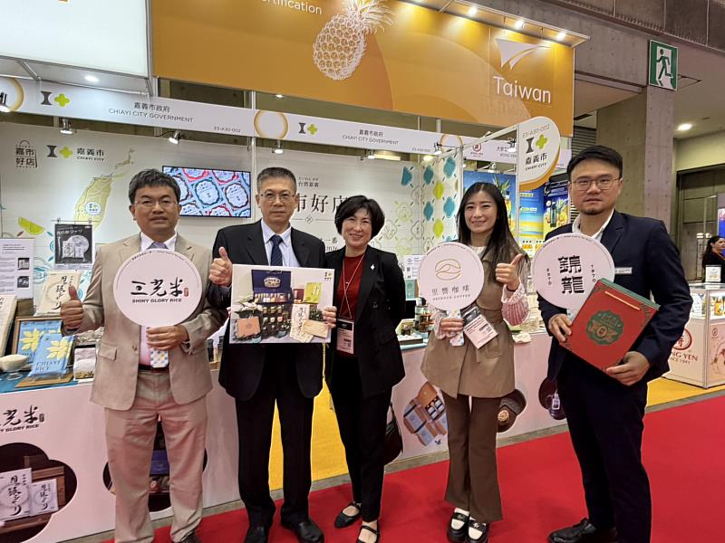 饒縣長蒞臨嘉義市館為嘉市好店業者加油打氣。