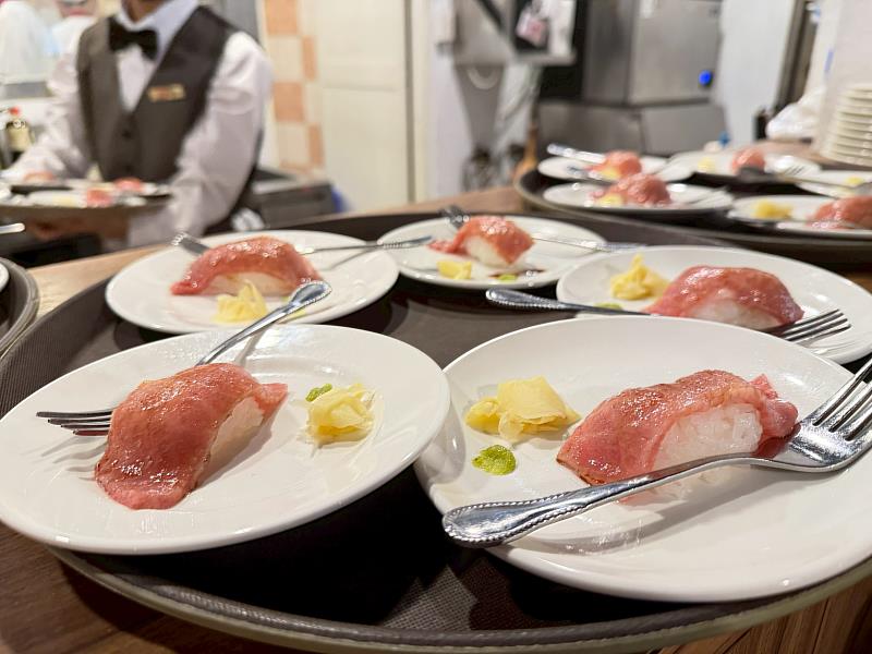 透過實際的近江牛料理試吃，開平餐飲學生能以五感親自體會的食材獨有的優雅旨味。開平餐飲學校/提供