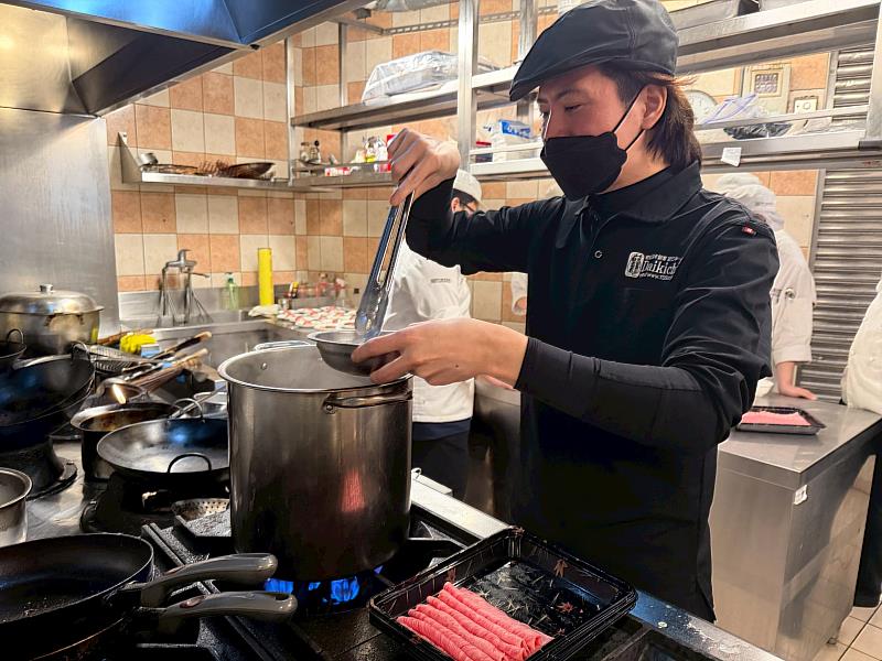 大吉商店以多元工法與調味哲學，為開平餐飲學生帶來不同部位近江牛和食料理，展現和牛的多元烹調適性。開平餐飲學校/提供