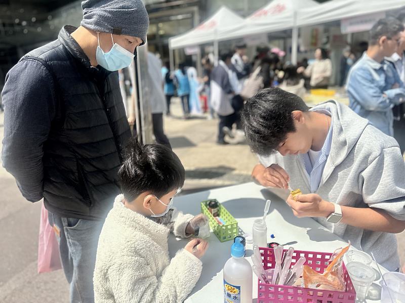 民眾參與科普攤位體驗。