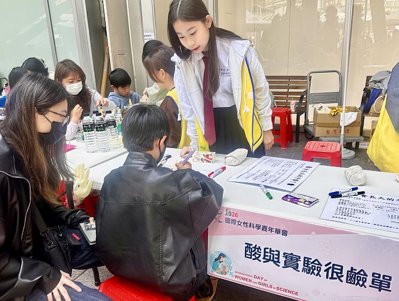 民眾參與科普攤位體驗。