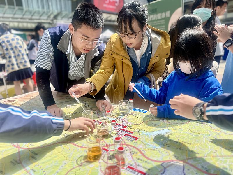 民眾參與科普攤位體驗。