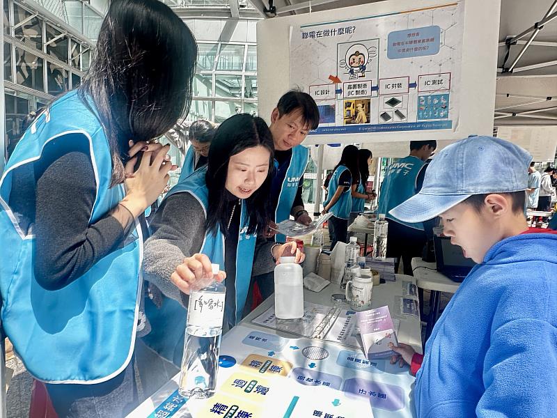 民眾參與科普攤位體驗。