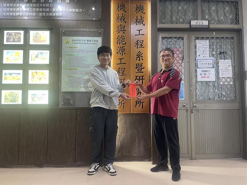 機械系系主任張育斌(右)代表榮月基金會頒贈獎學金給丁坤璿(左)。