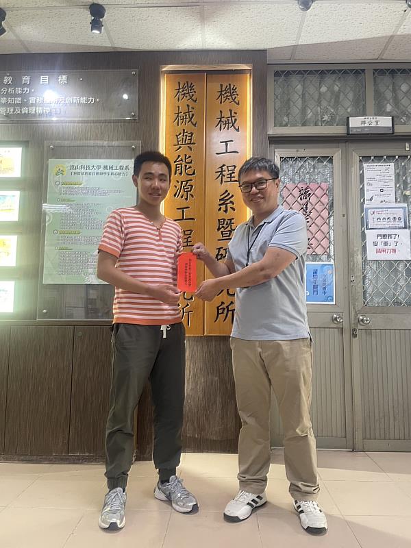 創新創業育成中心主任劉鑑德（右）代表榮月基金會頒贈獎學金給吳仁甫（左）。